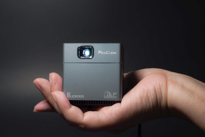 手のりサイズの小型プロジェクター「PicoCube X」は人間を幸せに